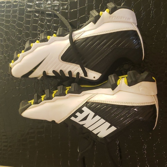 Nike Black and White Sports Cleats - Picture 5 of 9